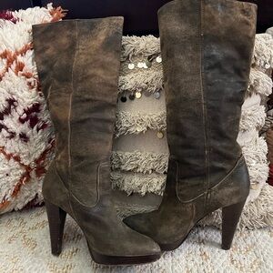 Frye boots.
Distressed brown leather.
Very sexy.